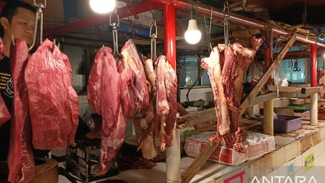 Jelang Lebaran, harga daging sapi di sejumlah pasar Jakarta Barat melonjak hingga Rp160 ribu per kilogram. Kenaikan harga daging Jakarta Barat ini diduga memicu penurunan daya beli masyarakat.