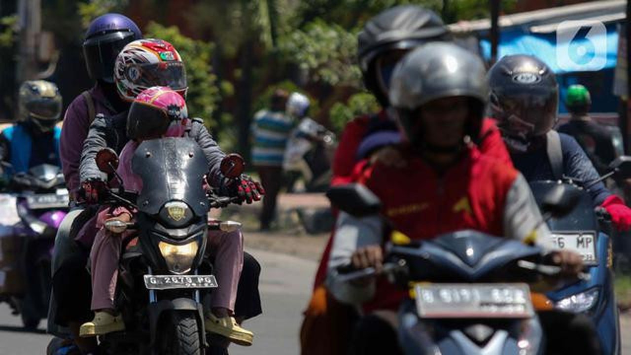 Mereka memilih menggunakan sepeda motor sebagai moda transportasi mudik dengan alasan lebih cepat sampai tujuan dan tidak macet. (Liputan6.com/Herman Zakharia)