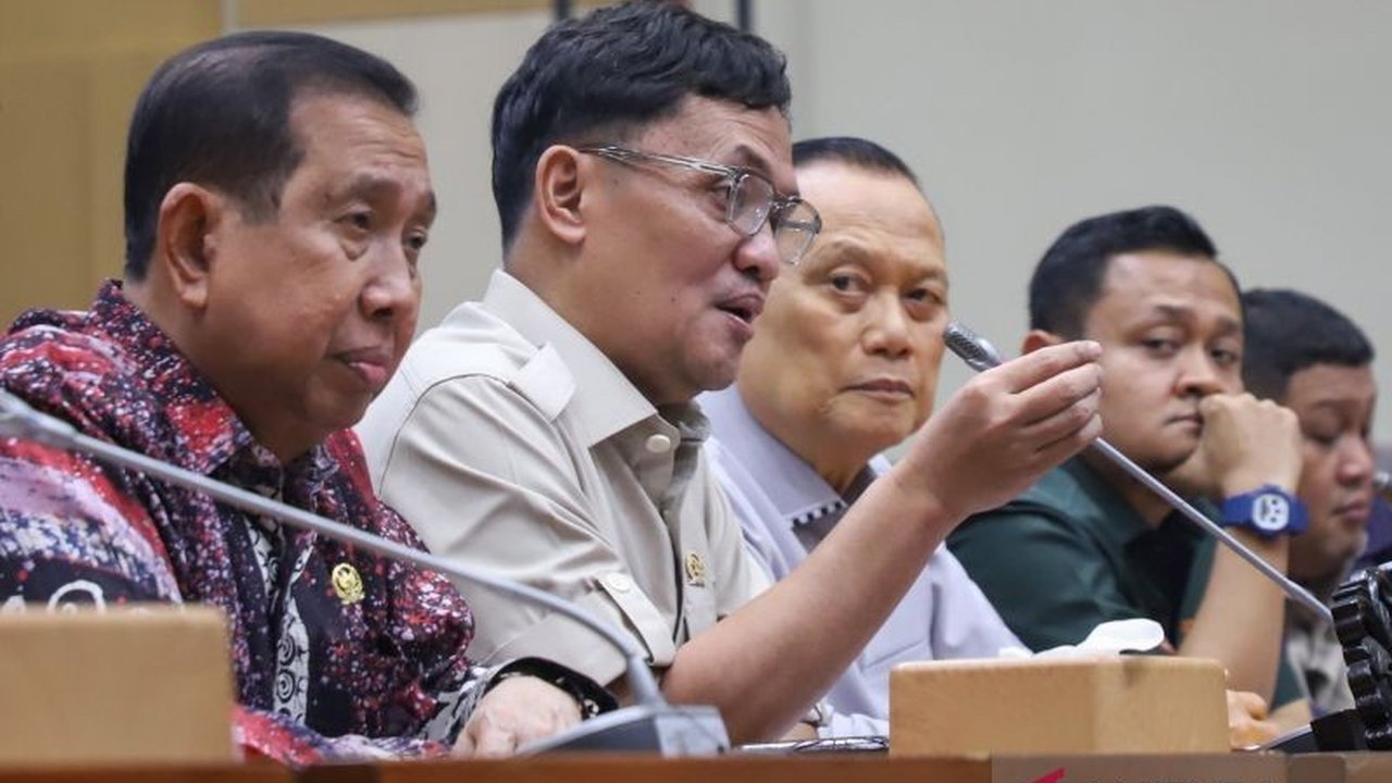 Komisi III DPR RI mendesak sinergi TNI-Polri dalam pengusutan Kasus Andrie Yunus, korban penyiraman air keras, dengan memedomani KUHAP baru untuk peradilan koneksitas.