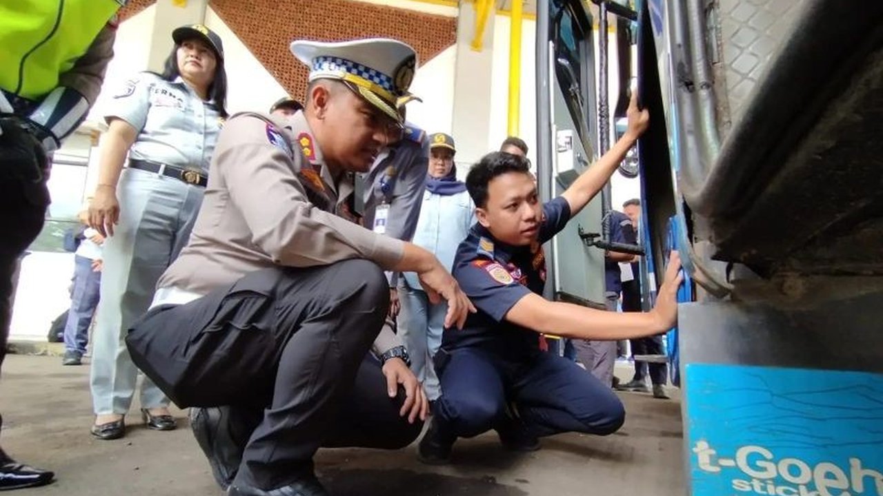 Menjelang arus mudik Lebaran 2026, Terminal Jatijajar Depok memperketat pemeriksaan bus mudik, fokus pada kelaikan jalan armada dan kesiapan kru demi keselamatan penumpang.
