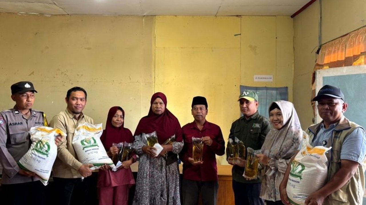 Perum Bulog Cabang Rejang Lebong mulai menyalurkan Bantuan Pangan Bulog Bengkulu berupa beras dan minyak goreng kepada puluhan ribu Keluarga Penerima Manfaat di tiga kabupaten Bengkulu.