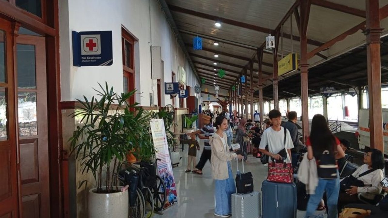 PT Kereta Api Indonesia (KAI) Daop 9 Jember memprediksi puncak kepadatan penumpang Stasiun Jember terjadi hari ini, Rabu, 18 Maret 2026, dengan lonjakan signifikan yang menunjukkan tingginya antusiasme masyarakat terhadap moda transportasi kereta api.