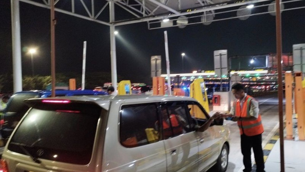PT Jasa Marga Trans Jawa Tol mengoperasikan 22 gardu di GT Cikampek Utama untuk memperlancar arus lalu lintas saat puncak mudik Lebaran 2026. Simak strategi lengkapnya untuk kelancaran perjalanan Anda.