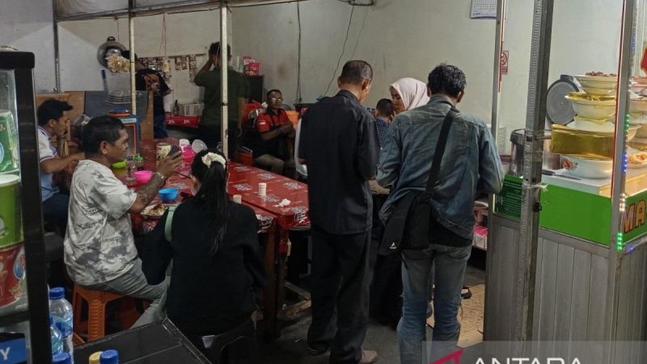 Pedagang makanan di Terminal Terpadu Pulo Gebang (TTPG) Jakarta Timur merasakan berkah Ramadhan, dengan omzet pedagang TTPG yang melonjak signifikan hingga 50 persen menjelang puncak arus mudik Lebaran.