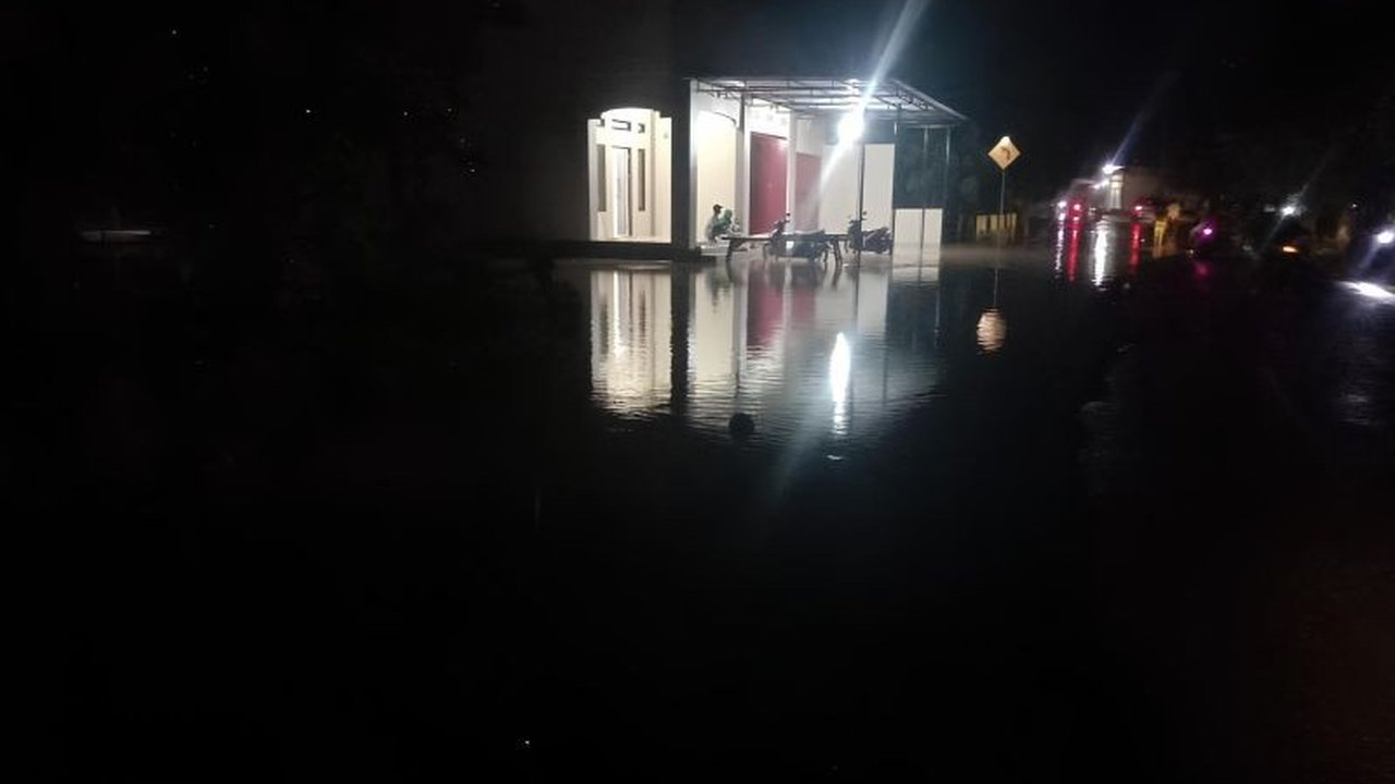 Dua desa di Kecamatan Lakea, Kabupaten Buol, Sulawesi Tengah, dilanda banjir setelah hujan deras. BPBD Sulteng telah turun tangan mendata dampak Banjir Buol dan mengidentifikasi kebutuhan mendesak.