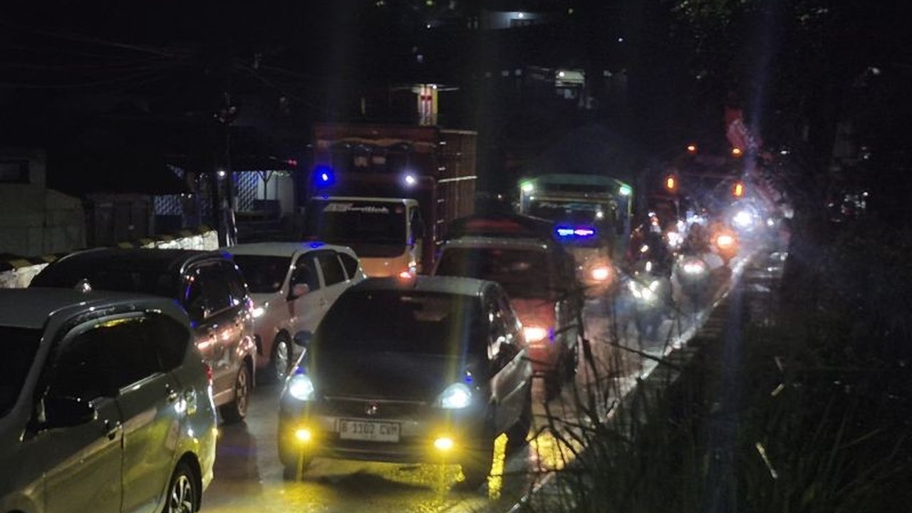 Petugas Operasi Ketupat Lodaya 2026 memprediksi peningkatan signifikan Arus Mudik Lebaran Nagreg pada H-3 Lebaran malam ini, pengendara diimbau berhati-hati.