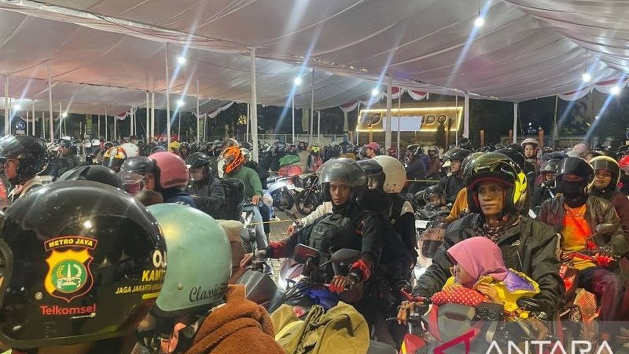 Pelabuhan Ciwandan, Cilegon, dipadati ribuan pemudik motor pada puncak arus mudik Lebaran 2026, menjadi alternatif utama penyeberangan ke Sumatera dan mengurai kepadatan Merak.