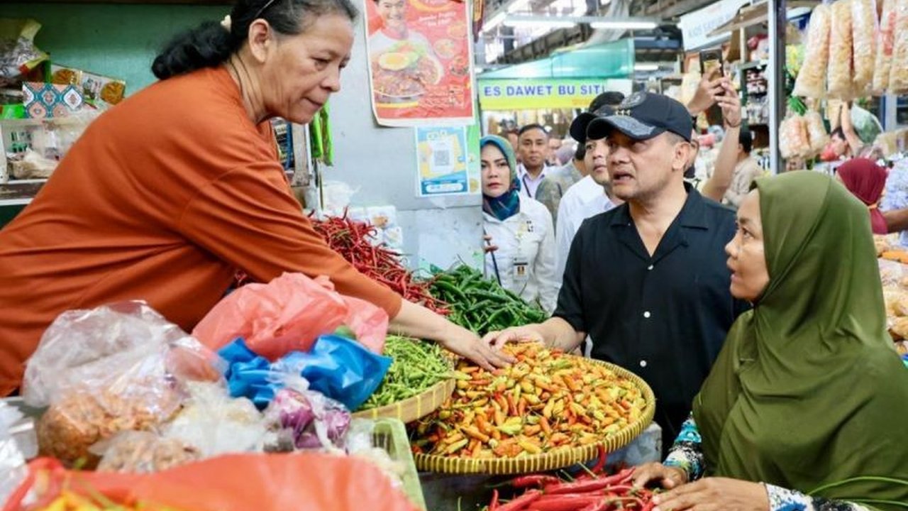Gubernur Jawa Tengah Ahmad Luthfi memastikan Stok Bahan Pokok Jateng aman dan harga terkendali setelah melakukan pengecekan langsung di pasar Surakarta dan Sragen menjelang Lebaran, guna menjaga stabilitas ekonomi masyarakat.