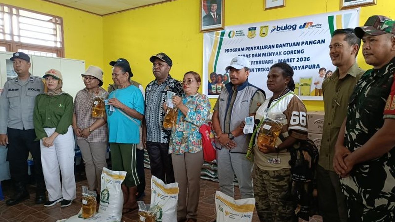 Perum Bulog Kanwil Papua dan Papua Barat meluncurkan program Bantuan Pangan Bulog Papua berupa beras dan minyak goreng di Kota Jayapura, memastikan ketersediaan pangan bagi masyarakat.