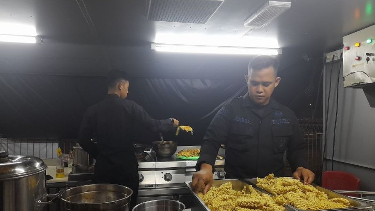 Satuan Brimob Polda Banten aktif mendirikan dapur lapangan di Pelabuhan Ciwandan, menyediakan makanan gratis bagi pemudik selama Operasi Ketupat 2026, memastikan perjalanan mereka lebih nyaman dan bersemangat.