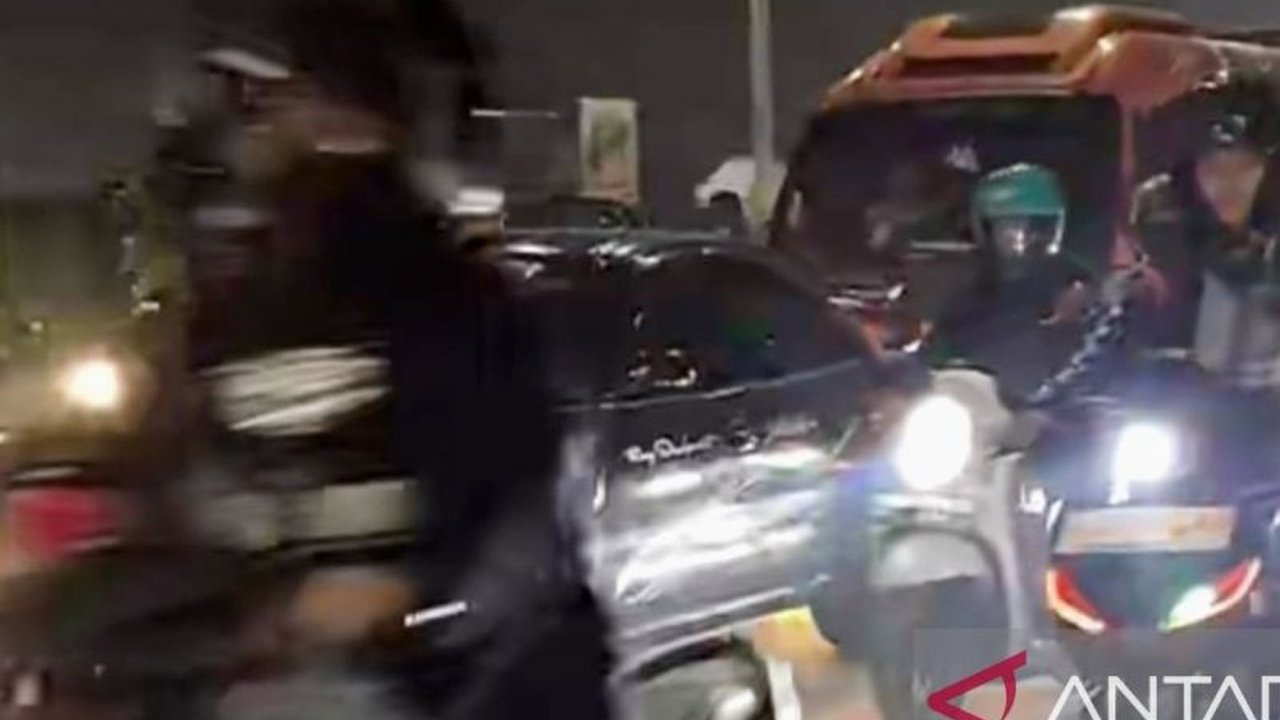 Jelang H-3 Lebaran, Arus Mudik Lebaran Karawang didominasi pemudik bermotor. Mereka penuhi jalan arteri hingga Pantura Karawang, hindari panas dan potensi kemacetan siang hari.