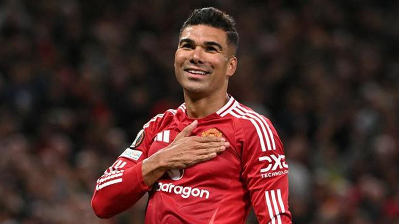 Di menit ke-79, Manchester United berbalik unggul lewat sundulan keras Casemiro yang berhasil merobek jala gawang Athletic Bilbao yang dijaga Julen Agirrezabala. (Oli SCARFF/AFP)