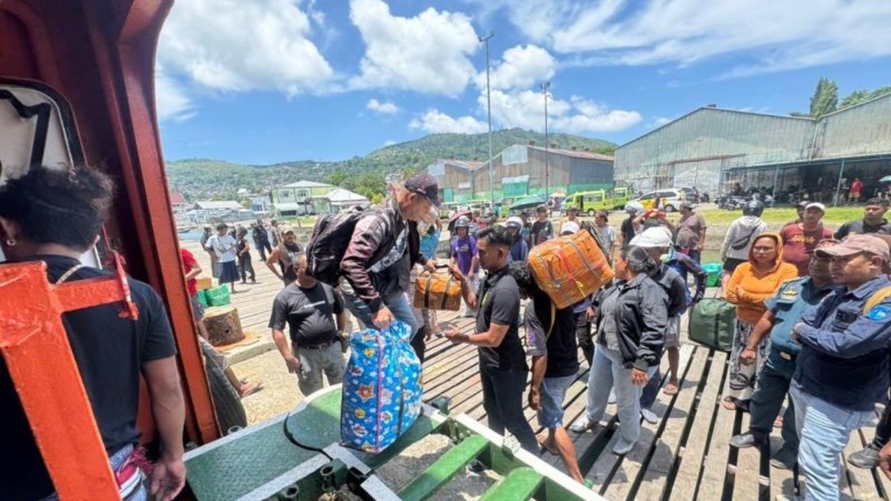Polda Maluku berhasil mengamankan 35 liter minuman keras ilegal jenis sopi selama Operasi Ketupat Salawaku 2026, memperketat pengamanan mudik di Ambon dan mencegah potensi gangguan kamtibmas.