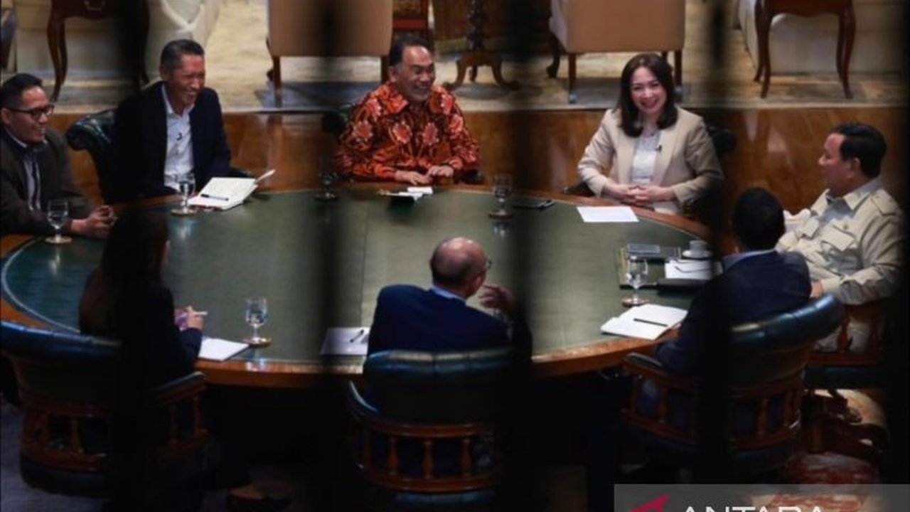Presiden Prabowo Subianto mengadakan Diskusi Presiden Prabowo dengan jurnalis dan ahli di Hambalang, membahas isu terkini dan kebijakan strategis untuk optimisme nasional.