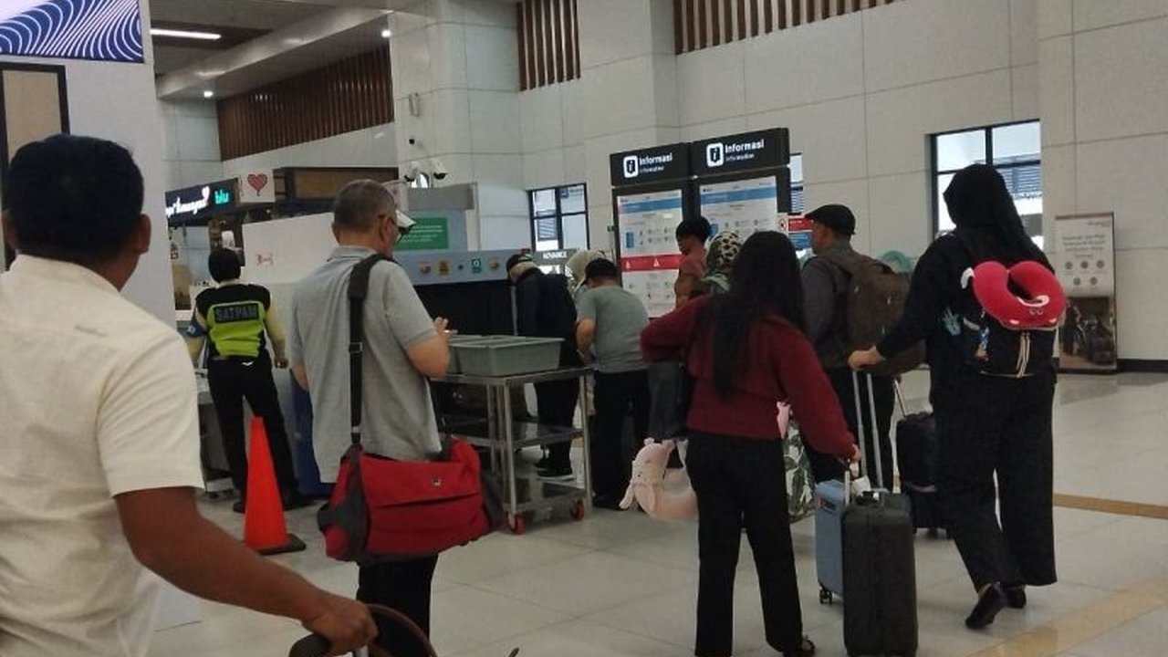 PT KCIC memperkirakan lonjakan signifikan pada volume penumpang Whoosh hingga 25 persen saat Lebaran 2026, menunjukkan tingginya minat masyarakat untuk menggunakan kereta cepat ini.