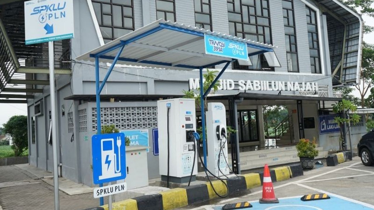 Jelang Mudik Lebaran 2026, Kementerian Pekerjaan Umum (PU) siapkan 189 SPKLU di rest area tol, memastikan perjalanan pengguna kendaraan listrik semakin nyaman dan aman.
