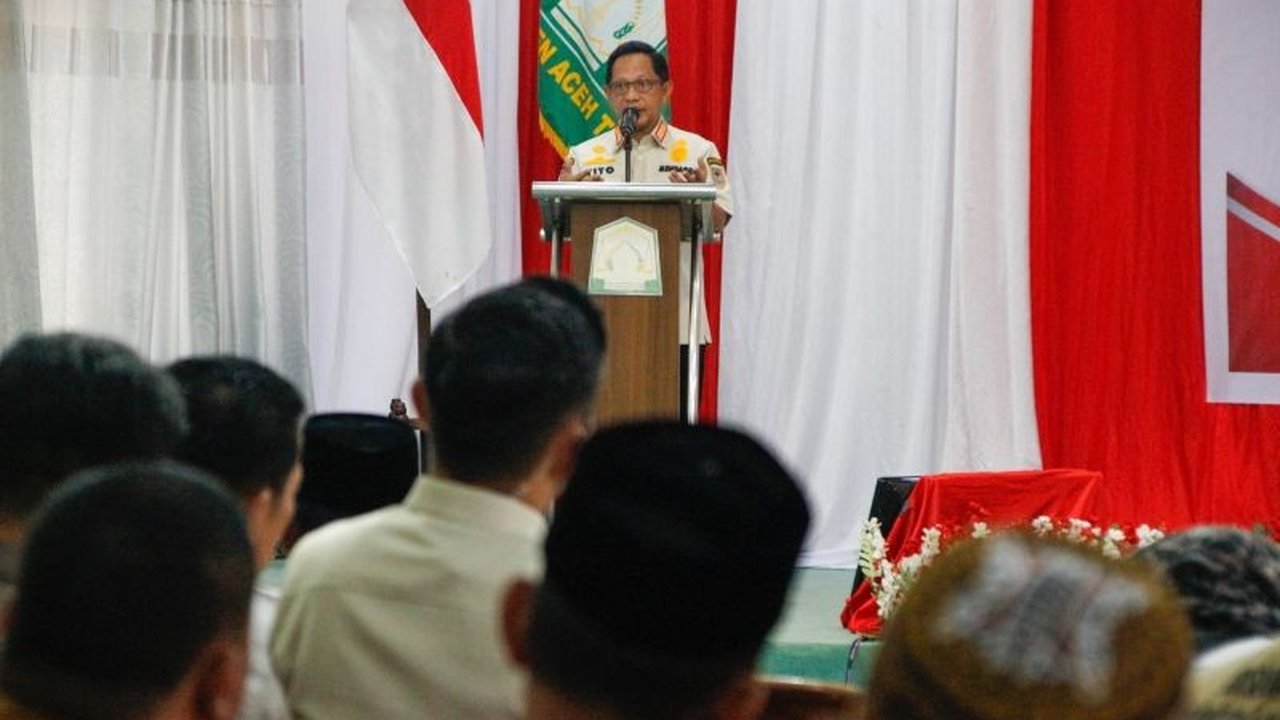 Menteri Dalam Negeri Tito Karnavian mendesak pemerintah daerah di Sumatra segera rampungkan data perumahan permanen bagi korban banjir, demi percepatan pembangunan hunian layak.