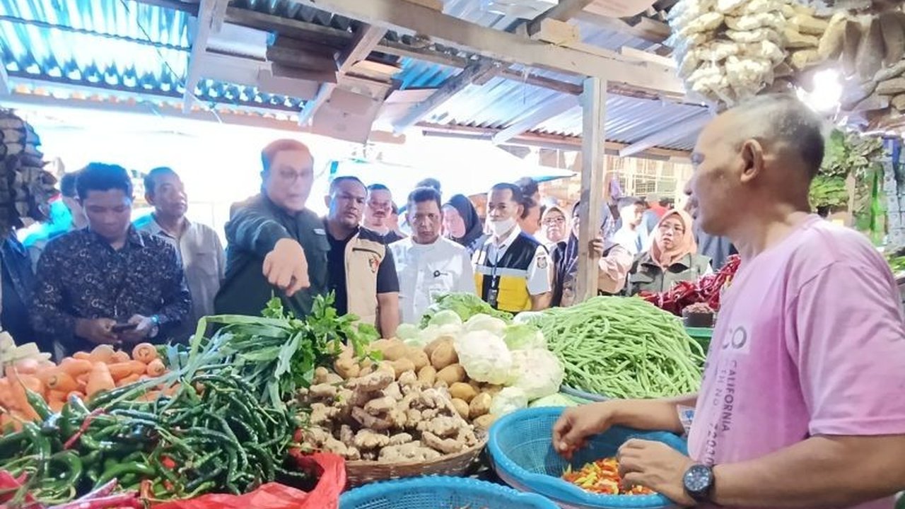 Tim Satgas Pangan menegur pedagang di Makassar karena menaikkan harga gula pasir di atas HET. Langkah intervensi Bulog segera dilakukan untuk menstabilkan harga gula Makassar jelang hari raya.