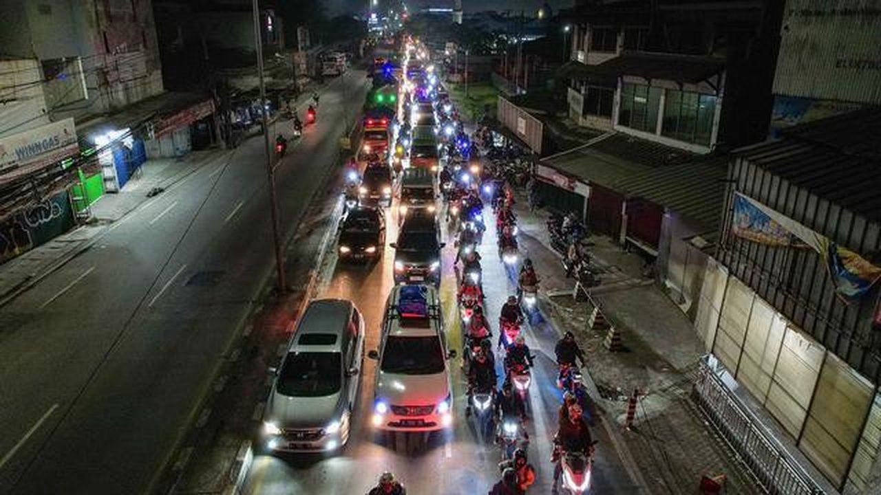 Pengendara kendaraan bermotor melintas di Jalan Raya Cikarang, Bekasi, Jawa Barat, Rabu (18/3/2026). Peningkatan arus kendaraan mulai terlihat di jalur arteri wilayah Kabupaten Bekasi pada mu
