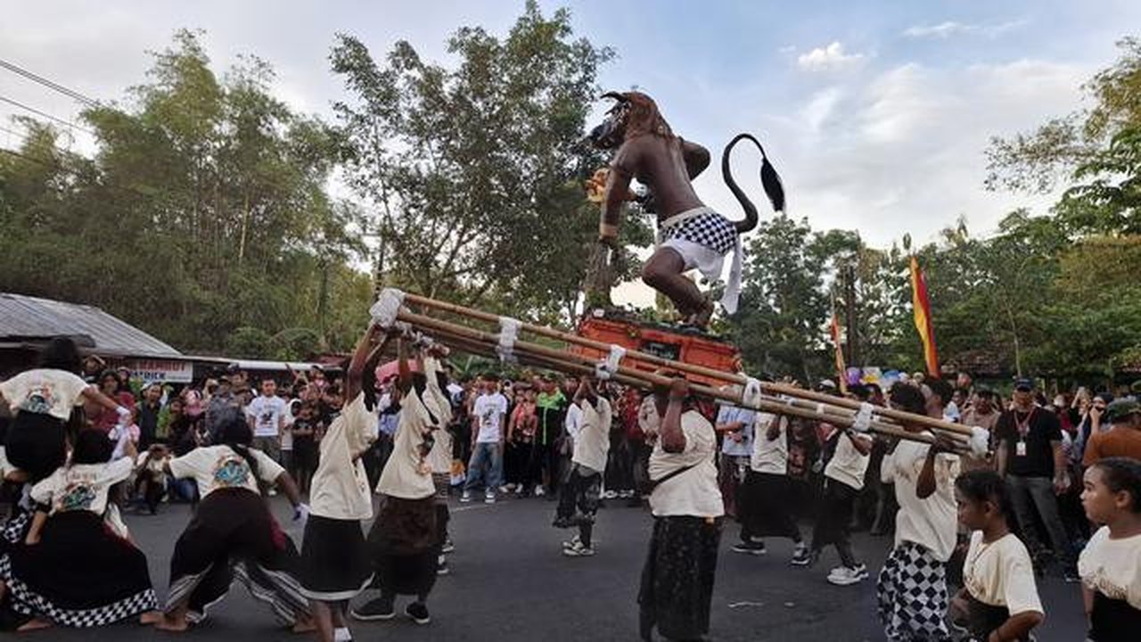 Pawai ogoh-ogoh di Ngawen berlangsung meriah di tengah Ramadhan, jadi simbol kuat toleransi antarumat beragama menjelang Nyepi dan Idulfitri. (Liputan6.com/Hendro Ary Wibowo)