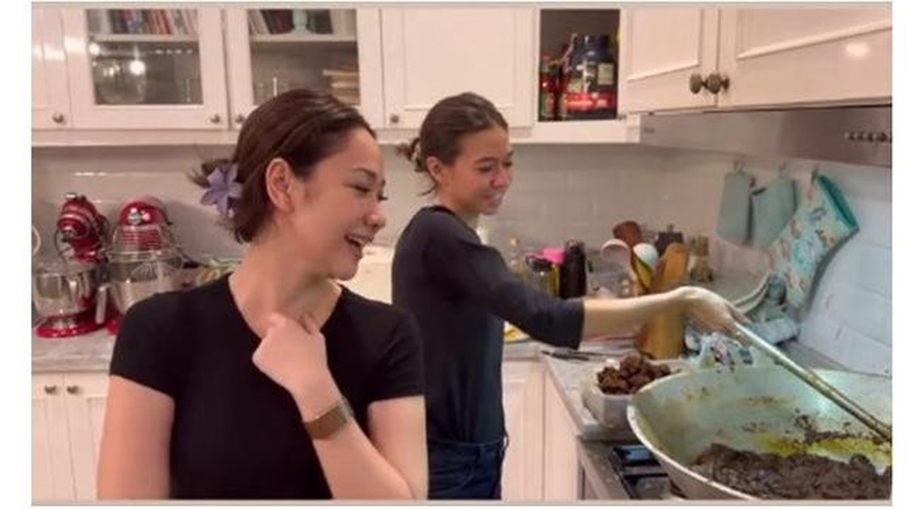 Momen BCL masak rendang jelang Lebaran 2026. [IG: @yukikt]