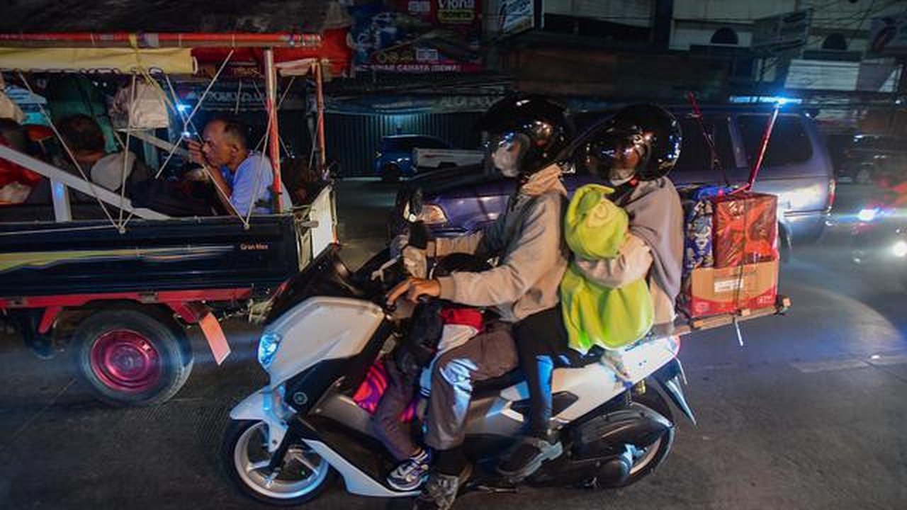 Mereka akan mudik ke kampung halaman untuk merayakan Hari Raya Idul Fitri 1447 Hijriah. Tampak dalam foto, pengendara kendaraan bermotor melintas di Jalan Raya Cikarang, Bekasi, Jawa Barat, R