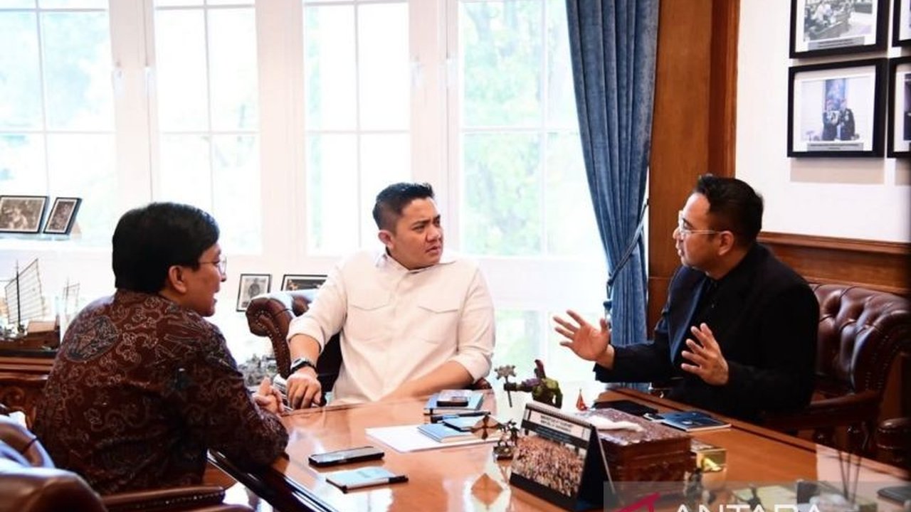 Sekretaris Kabinet bersama Staf Khusus Presiden Yovie Widianto dan Utusan Khusus Presiden Raffi Ahmad berdiskusi intensif mengenai strategi Bahasa Indonesia mendunia sebagai kekuatan identitas dan pendorong ekonomi kreatif.