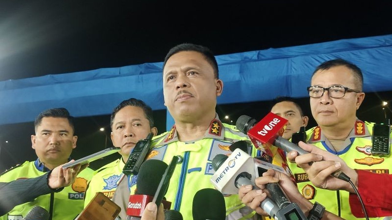 Kakorlantas Irjen Pol Agus Suryonugroho memprediksi puncak arus mudik Lebaran 2026 telah terjadi pada Rabu malam (18/3), dengan ratusan ribu kendaraan keluar dari Jakarta dan kepadatan di jalan tol.