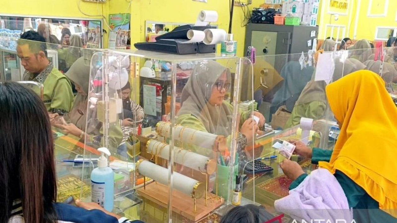 Masyarakat Kotawaringin Timur menunjukkan antusiasme beli emas jelang Lebaran, memicu lonjakan penjualan dan tren menarik. Simak detail harga dan alasan di balik fenomena ini.