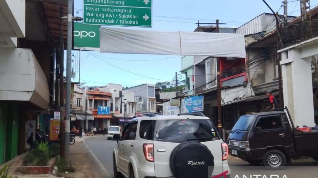 Jalur Selatan Cianjur mulai dipadati kendaraan pemudik H-2 Lebaran, memicu peningkatan pengamanan di berbagai titik rawan untuk memastikan kelancaran arus lalu lintas dan keselamatan. Peningkatan ini terjadi di Jalur Selatan Cianjur.