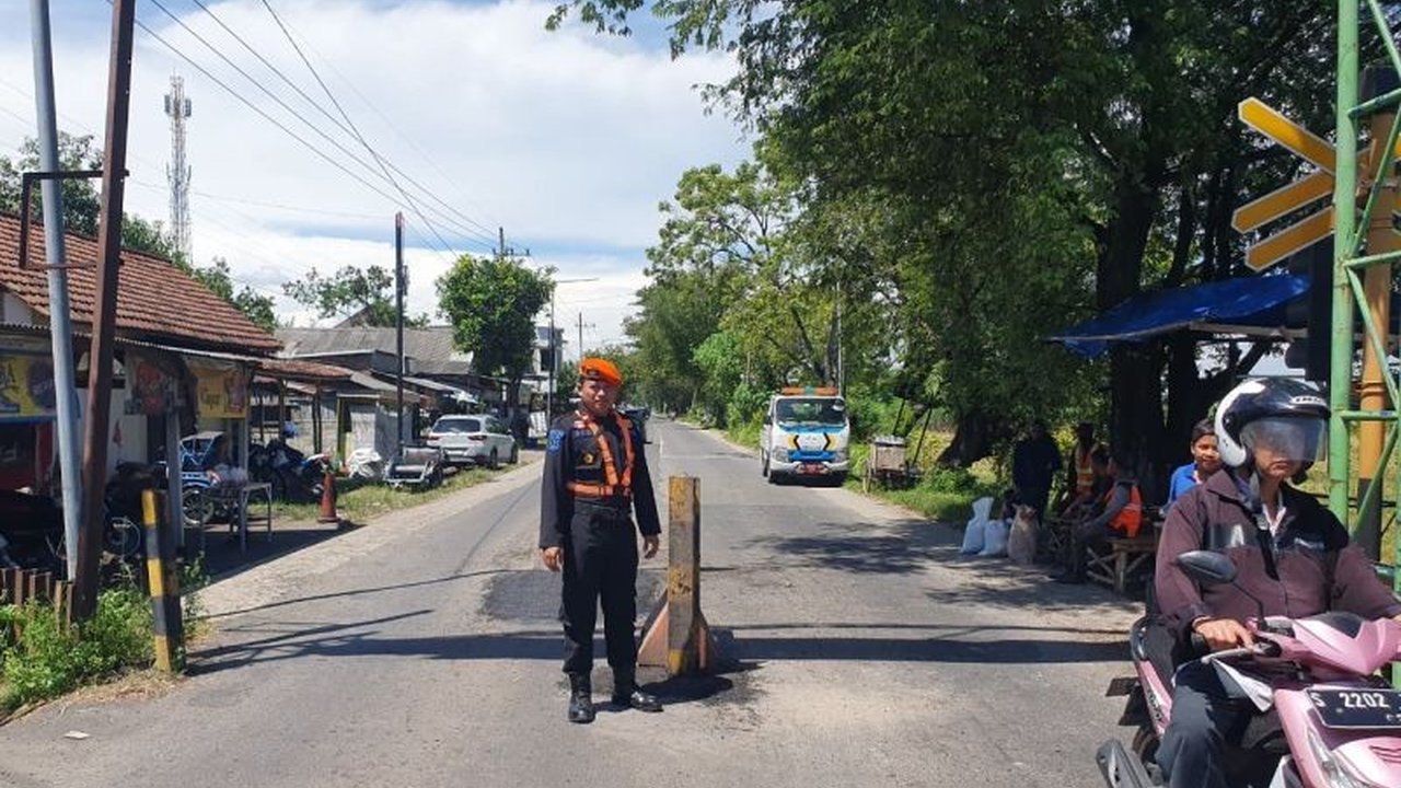 PT KAI Daop 7 Madiun melakukan penyempitan pelintasan sebidang di Jombang untuk memastikan keselamatan perjalanan kereta api dan pengguna jalan, terutama jelang Angkutan Lebaran 2026.