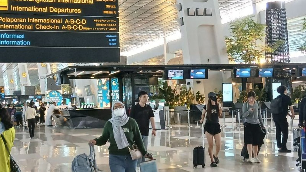 Pergerakan penumpang di Bandara Soetta menurun signifikan pada H-2 Lebaran 2026, berbeda dengan puncak arus mudik sebelumnya. InJourney Airports tetap siaga penuh hadapi jutaan Pergerakan Penumpang Bandara Soetta.