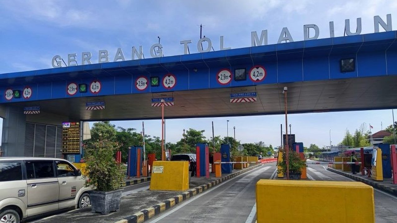 PT Jasamarga Ngawi Kertosono Kediri (JNK) mencatat lonjakan signifikan pada Arus Mudik Lebaran Madiun, dengan 12.339 kendaraan keluar Gerbang Tol Madiun di H-2 Lebaran 2026.