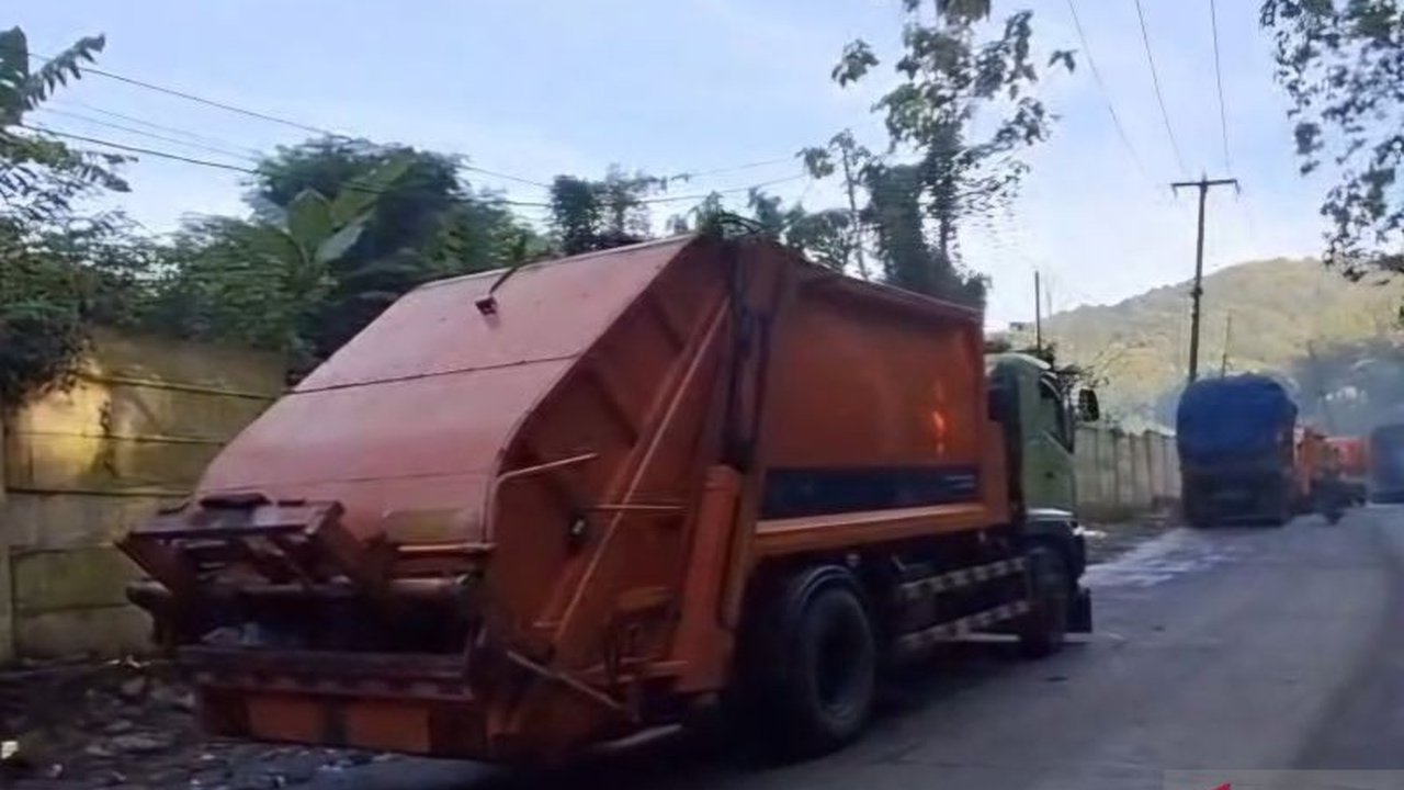 Produksi sampah di Kota Cimahi melonjak hingga 40 persen selama Ramadhan 1447 H, menciptakan tantangan serius bagi pengelolaan sampah dan mempercepat habisnya kuota pembuangan di TPPAS Sarimukti. Lonjakan sampah Cimahi ini menyoroti urgensi peran masyarak