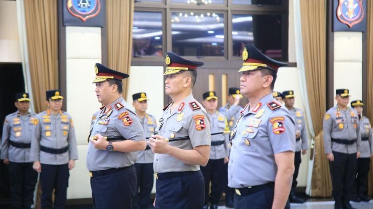Sebanyak 47 personel Polri resmi naik pangkat dalam upacara di Mabes Polri, Kamis (19/3). Kenaikan pangkat perwira tinggi Polri ini menjadi bentuk penghargaan atas dedikasi dan kinerja, sekaligus amanah baru.