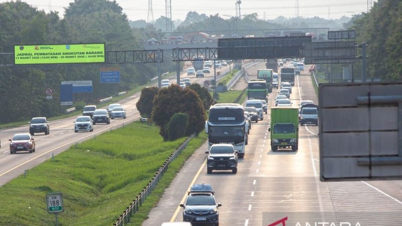 Astra Tol Cipali mencatat lonjakan signifikan arus mudik Lebaran, dengan 627 ribu kendaraan melintas hingga H-3, menunjukkan tingginya mobilitas masyarakat dan persiapan jelang Idul Fitri.