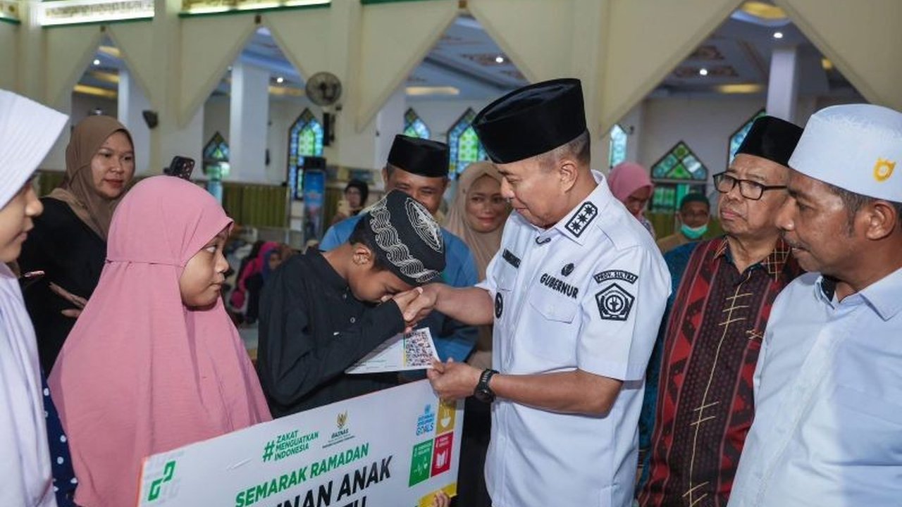 Baznas Sultra menyalurkan santunan sebesar Rp355 juta kepada 520 anak yatim, fakir miskin, santri tahfiz, dan guru mengaji di Kendari. Penyaluran santunan Baznas Sultra ini diharapkan meringankan beban masyarakat menjelang Idul Fitri.