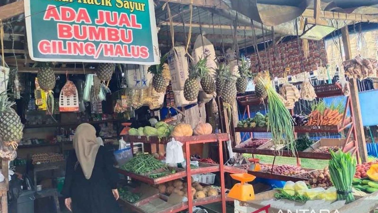 Masyarakat Pulau Simeulue mulai memadati pasar tradisional untuk memenuhi kebutuhan bumbu giling jelang perayaan Idul Fitri 1447 H, menunjukkan lonjakan permintaan yang signifikan dan membuat pembeli penasaran.