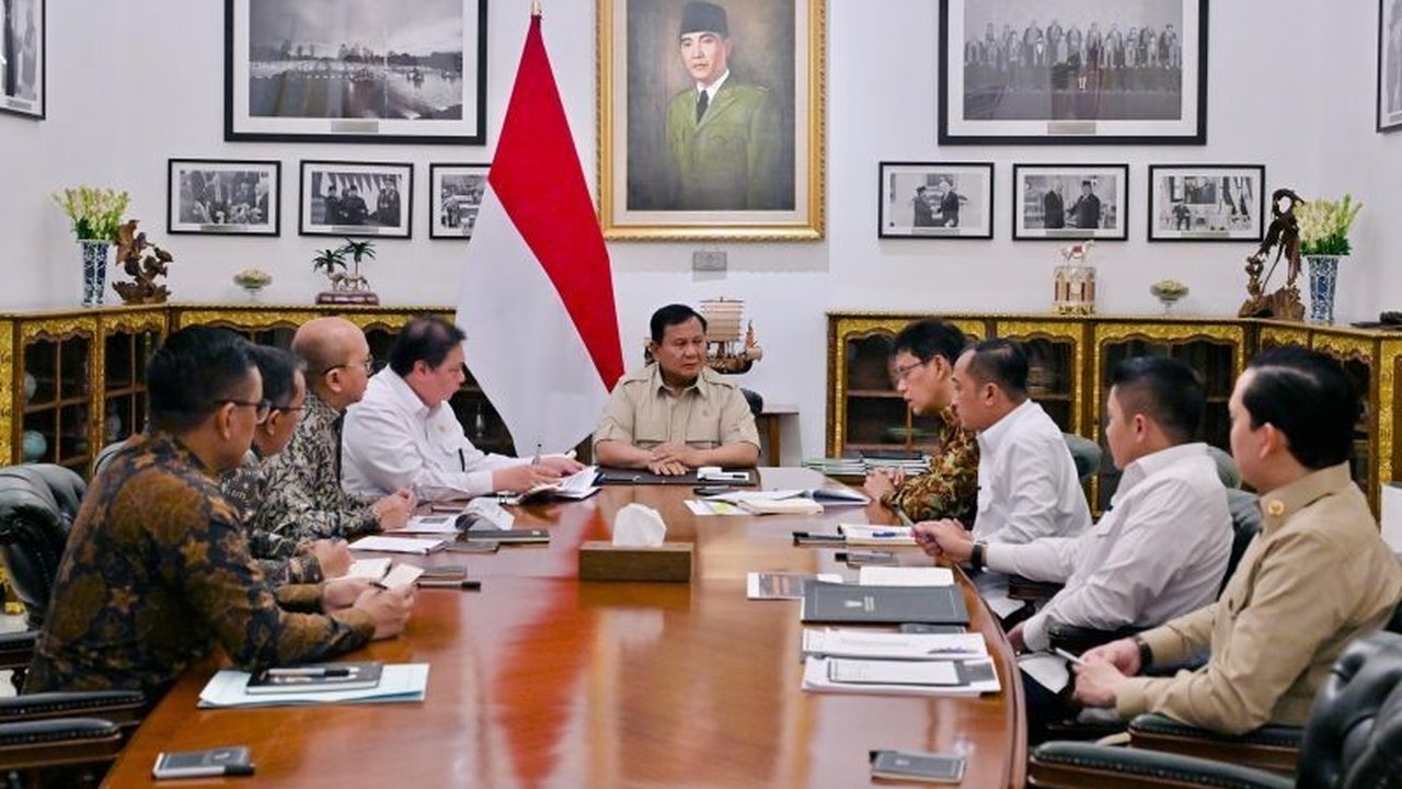 Presiden Prabowo Subianto menginstruksikan efisiensi energi yang menyasar sektor spesifik untuk menjaga ketahanan energi nasional di tengah ancaman krisis global. Simak langkah strategis pemerintah dalam menghadapi tantangan ini!