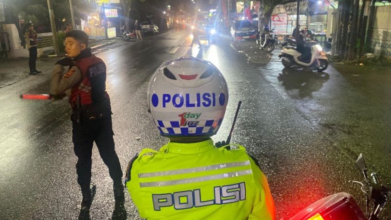 Kondisi arus mudik Garut melalui jalur Kadungora-Leles pada malam hari terpantau ramai lancar, berbeda dengan siang hari yang sempat padat. Simak strategi kepolisian mengurai lalu lintas.