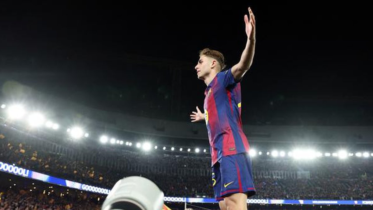 Gelandang Barcelona, Fermin Lopez, merayakan gol keempat timnya dalam laga leg kedua babak 16 besar Liga Champions antara Barcelona dan Newcastle United di Stadion Camp Nou, Barcelona, pada 1