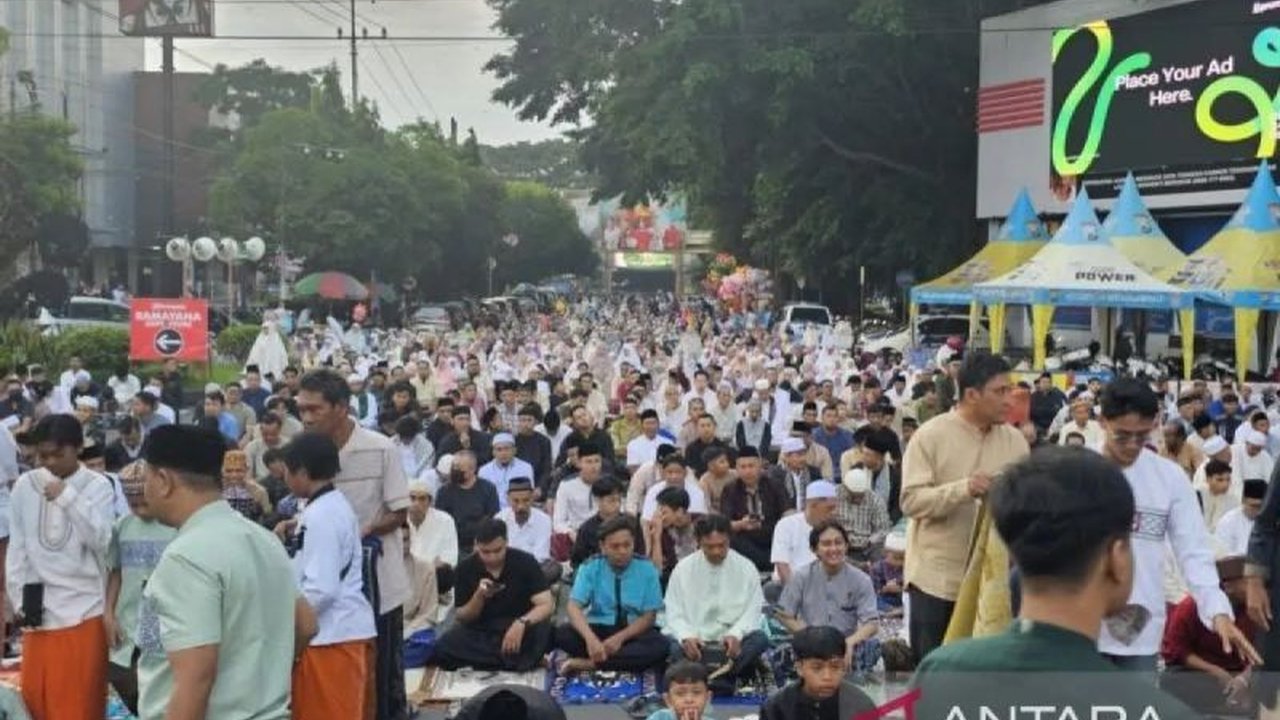 Pengurus Masjid Agung Jami' Malang intensif melakukan persiapan Shalat Idul Fitri 1447 Hijriah, termasuk penataan arah kiblat dan koordinasi lintas agama, demi kelancaran ibadah puluhan ribu jemaah.