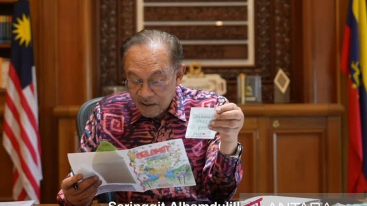 Perdana Menteri Malaysia Anwar Ibrahim merasakan momen haru saat menerima kartu ucapan Idul Fitri dari siswa sekolah, termasuk kejutan uang saku yang menyentuh hati, menjelang perayaan Idul Fitri.