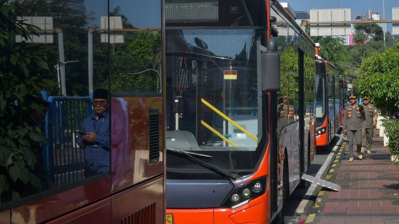 Masyarakat Depok dan Jakarta dapat menikmati layanan Transjabodetabek rute Sawangan-Lebak Bulus dengan tarif khusus Rp1 selama Hari Raya Idul Fitri 1447 H, sebuah langkah untuk mendorong penggunaan transportasi umum saat Lebaran.