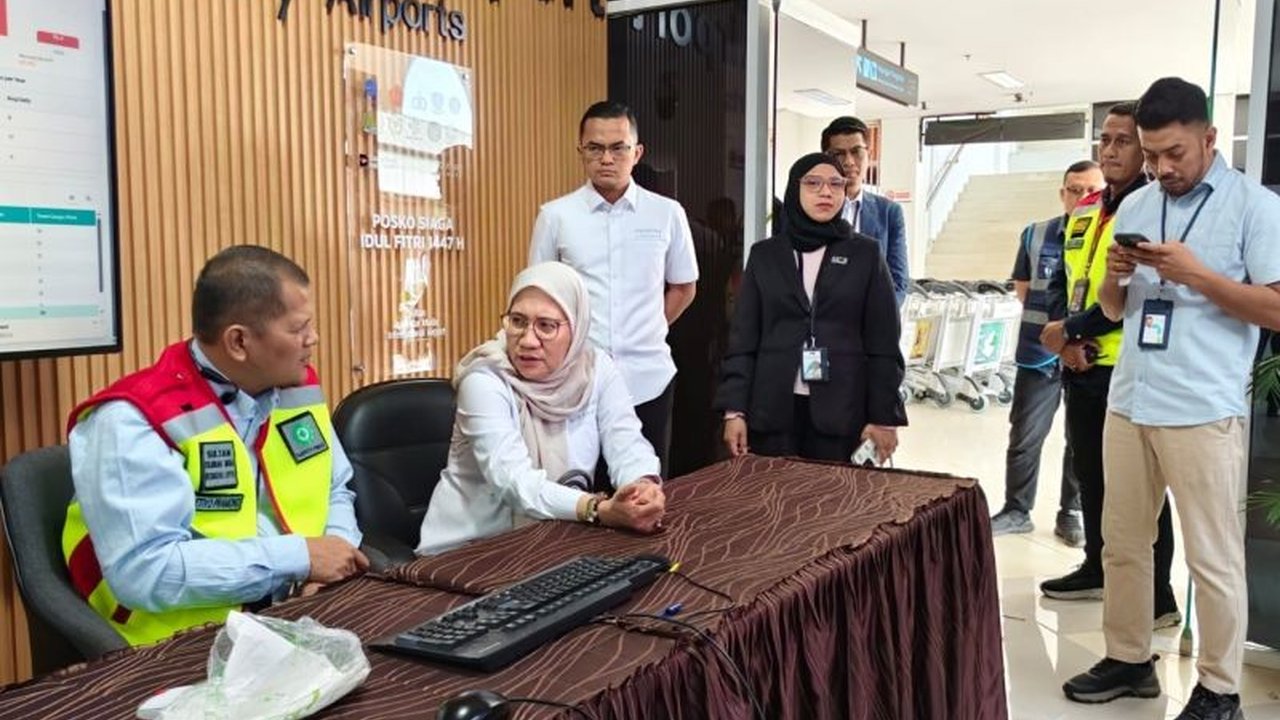 Angkasa Pura Indonesia Kantor Cabang Bandara SIM Aceh memberikan bingkisan Lebaran unik kepada pemudik Idul Fitri 1447 Hijriah, menciptakan pengalaman tak terlupakan di awal perjalanan mereka.