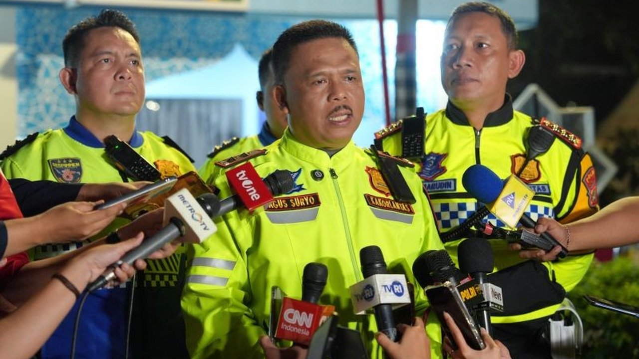 Korps Lalu Lintas Polri secara resmi mengakhiri penerapan Sistem Satu Arah Tol Trans Jawa dari Cikampek hingga Kalikangkung. Kebijakan ini berakhir lebih cepat dari jadwal, mengapa?