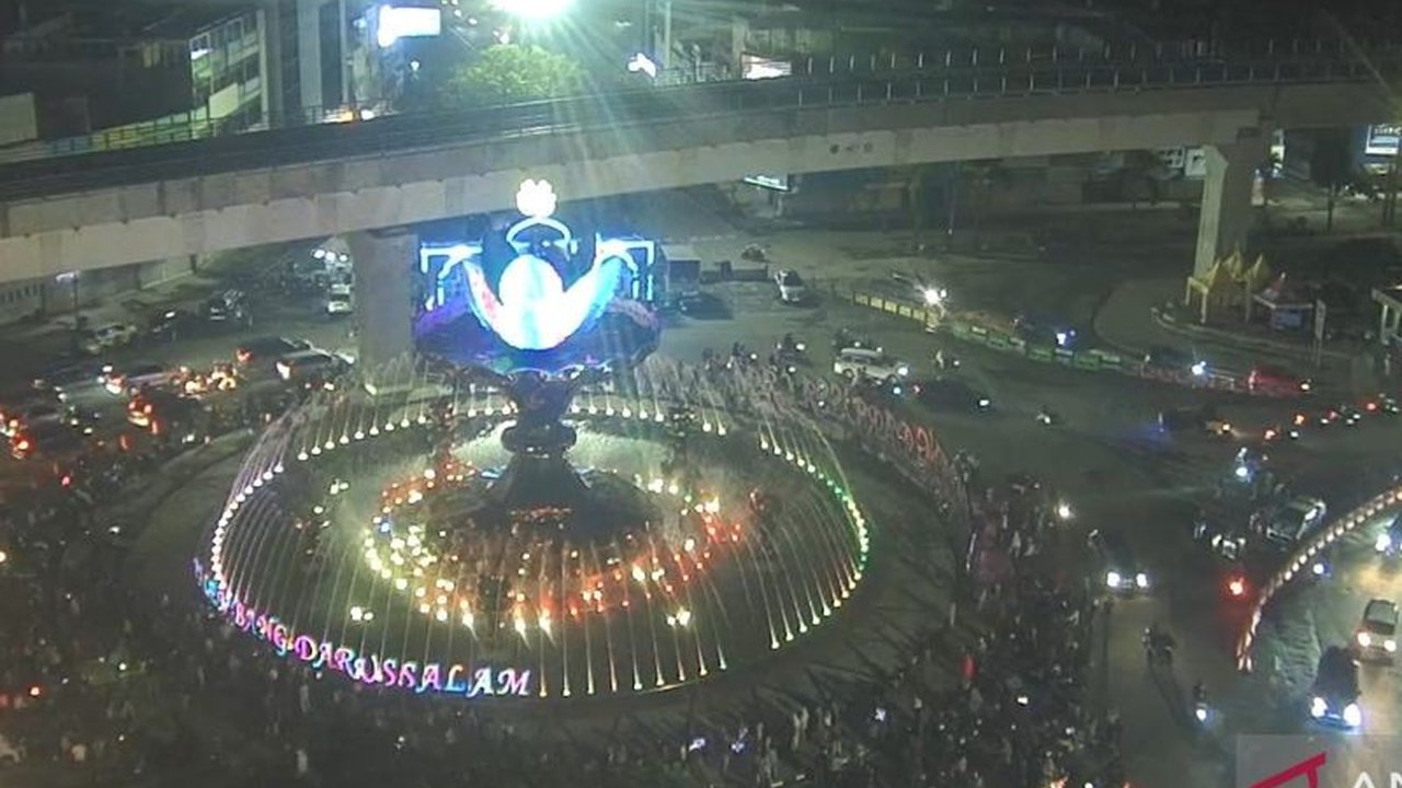 Malam Takbiran Palembang 2026 menjadi magnet bagi ratusan wisatawan lokal yang memadati sejumlah ikon kota seperti Jembatan Ampera dan Bundaran Jakabaring, menciptakan suasana meriah.