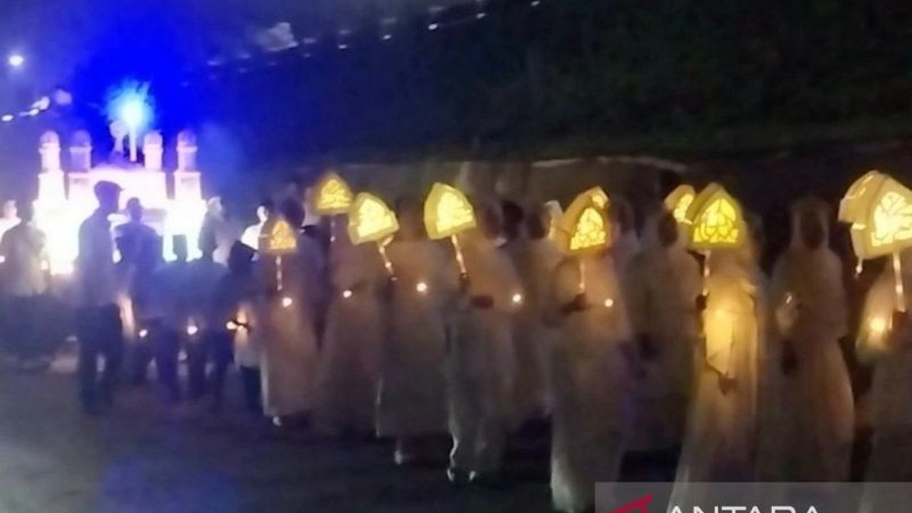 Ribuan warga Nusa Tenggara Barat (NTB) antusias menyaksikan pawai malam takbiran Idul Fitri 1447 H di Mataram dan Lombok Barat, menciptakan kemacetan dan euforia menyambut hari kemenangan.