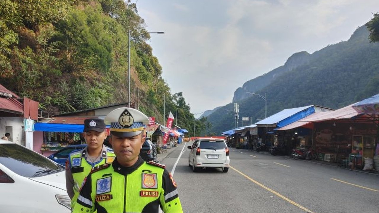 Jelang H-1 Lebaran 2026, kondisi **arus mudik Lebaran Sumbar Riau** di Kelok Sembilan terpantau ramai lancar. Kepolisian mengimbau pemudik tetap berhati-hati dan mengutamakan keselamatan.