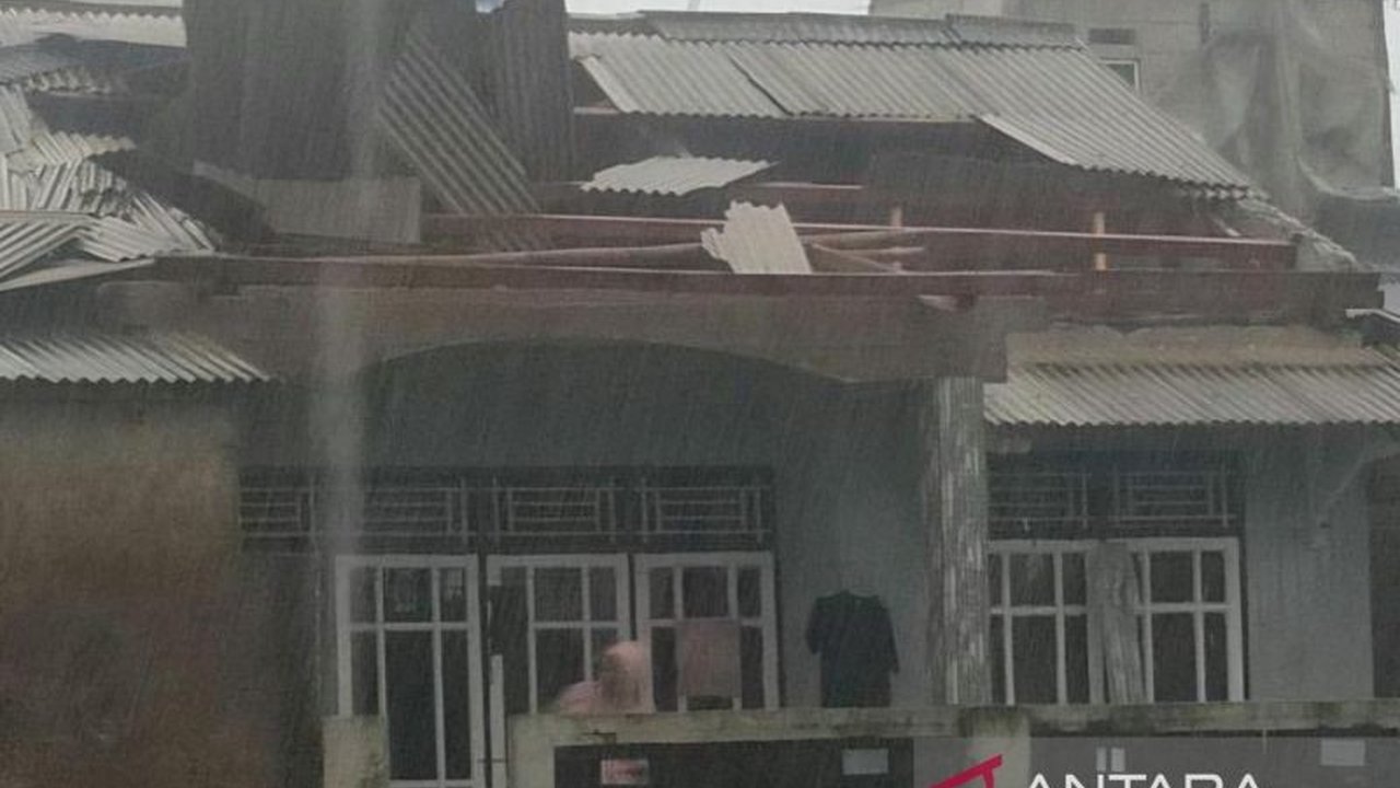 Dampak cuaca ekstrem Cianjur menyebabkan 16 rumah rusak di tiga kecamatan, memaksa puluhan warga mengungsi. BPBD Cianjur terus menyisir lokasi dan mengimbau masyarakat waspada.